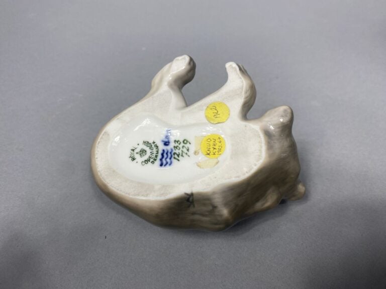 ROYAL COPENHAGUE - Lot de trois sujets en porcelaine émaillée comprenant un vas…