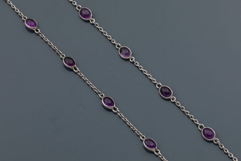SAUTOIR en argent (800‰) composé de 27 améthystes cabochons de forme ovale en s…