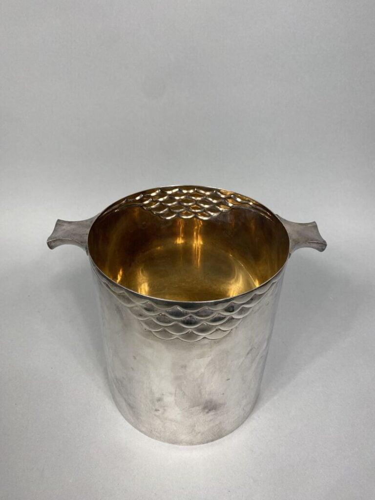 Seau à champagne en métal argenté - Marque au dessous - Travail Art Deco - H: 1…