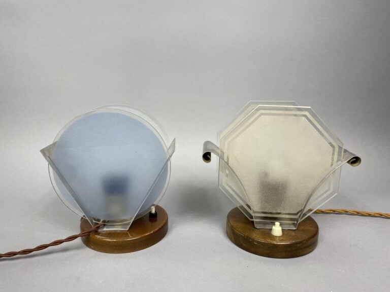 Travail art déco - Paire de lampes de table en métal chromé et verre octogonal…