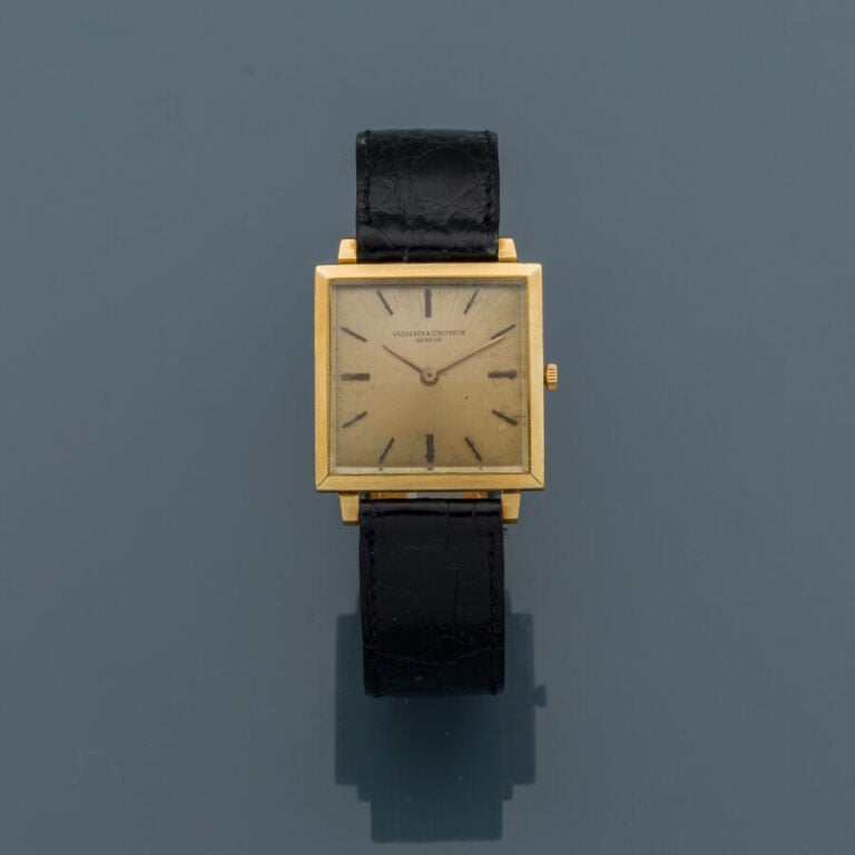VACHERON CONSTANTIN - BRACELET MONTRE carrée extra-plate en or jaune (750‰). Ca…