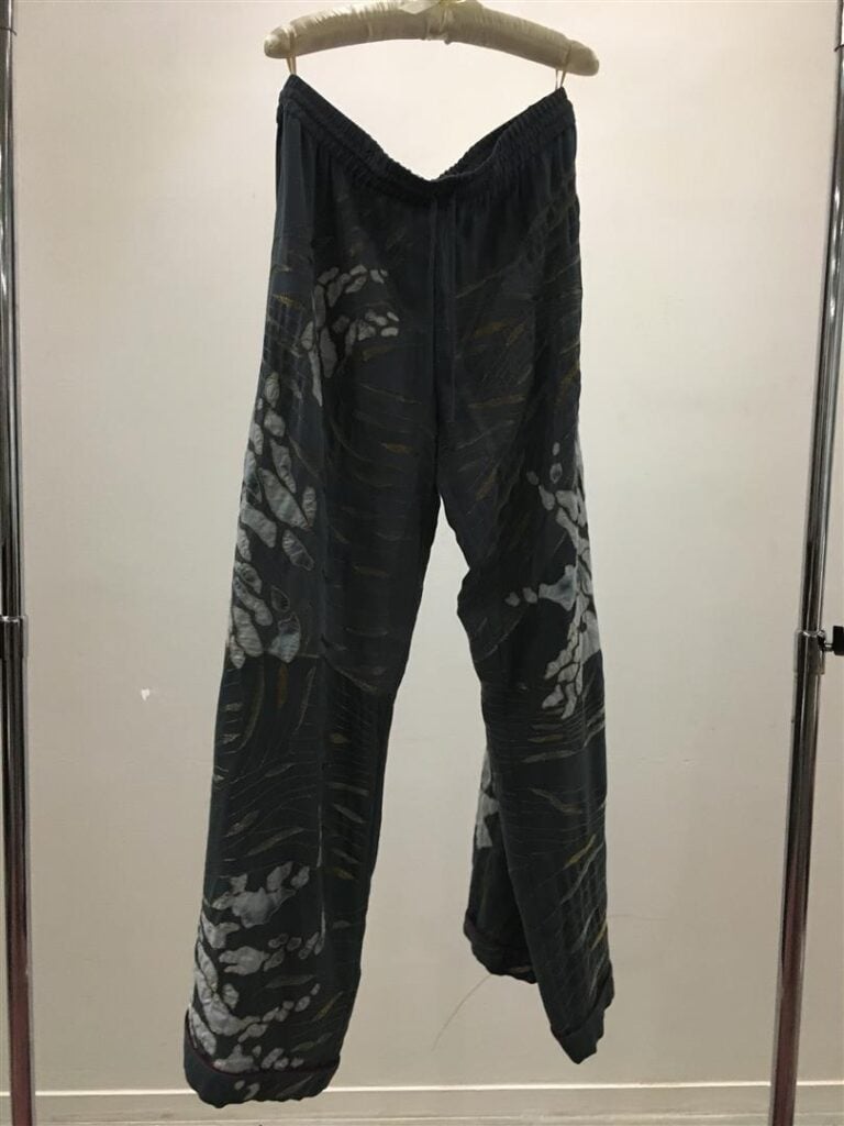 VALENTINO - Ensemble pantalon et chemise en soie noire et bleu ciel, brodés de…