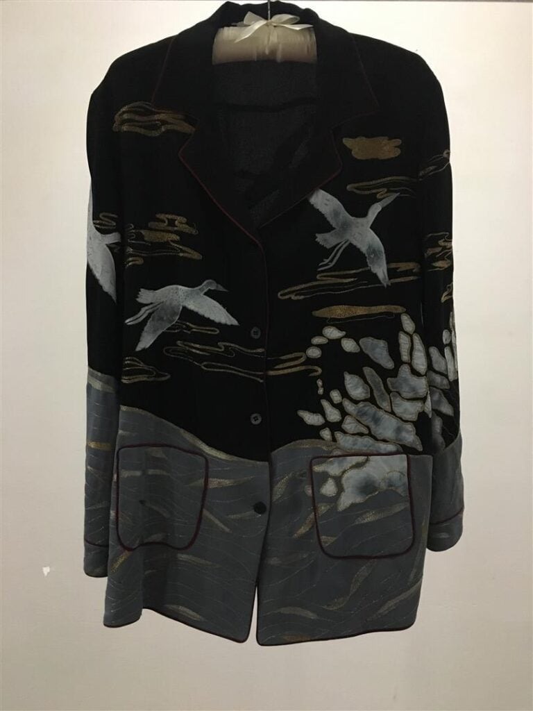 VALENTINO - Ensemble pantalon et chemise en soie noire et bleu ciel, brodés de…