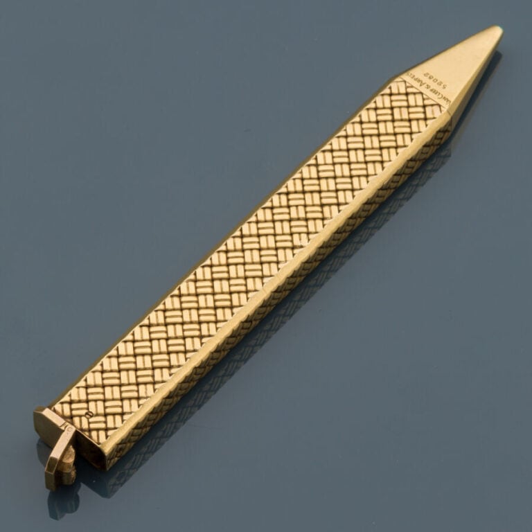 VAN CLEEF & ARPELS - PORTE-MINE plat en or jaune (750‰) godronné à motif de can…