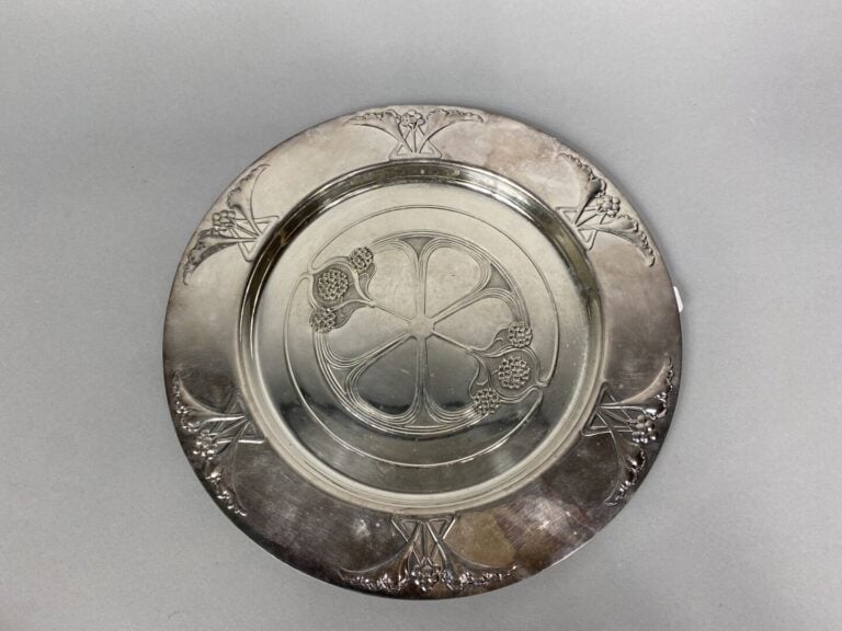 WMF (Württembergische Metallwarenfabrik) - Corbeille en métal argenté à décor d…