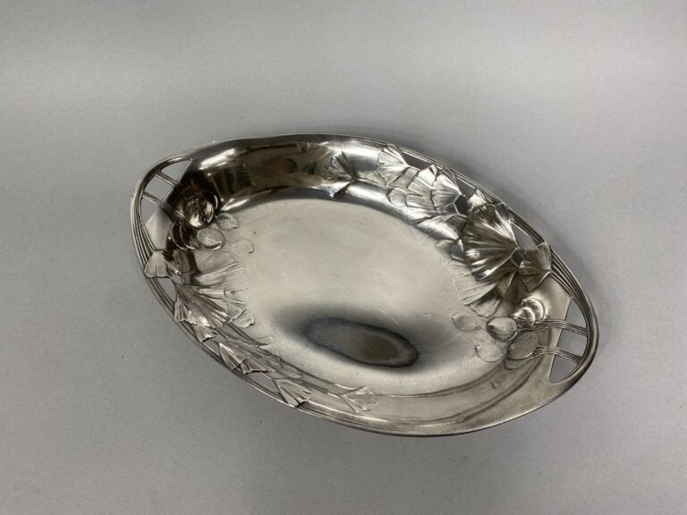 WMF (Württembergische Metallwarenfabrik) - Corbeille en métal argenté à décor d…