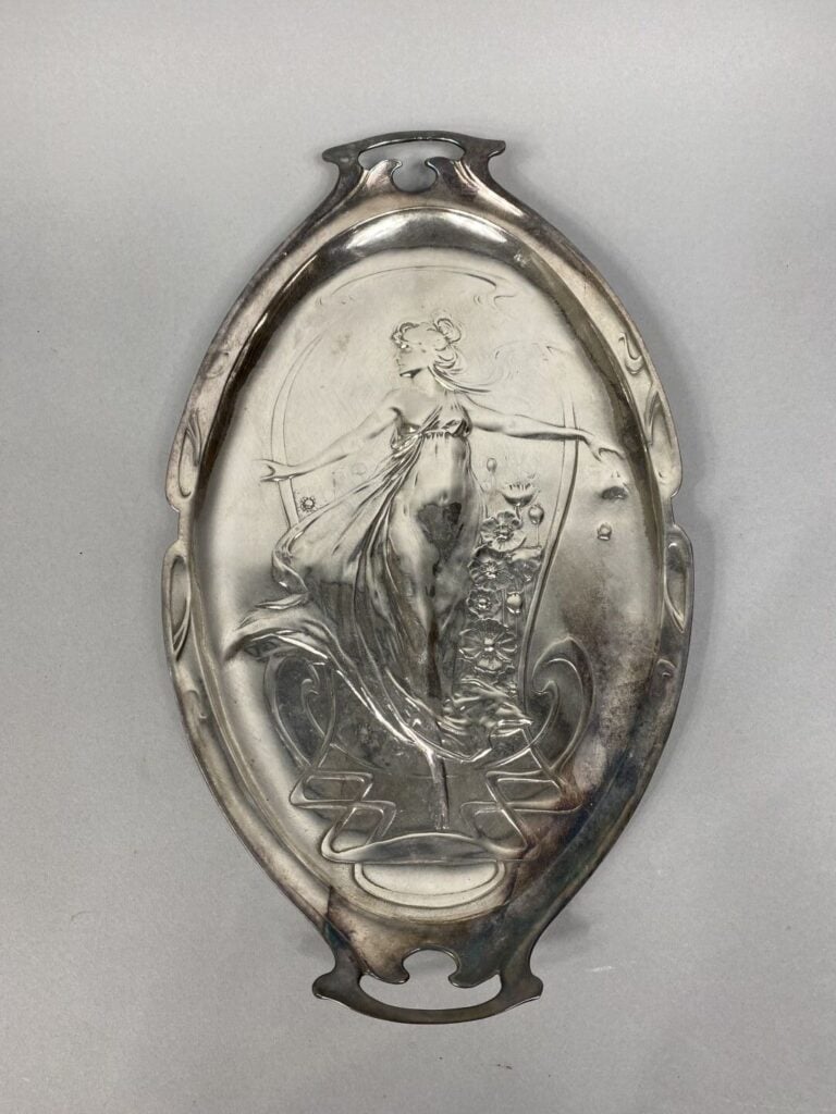 WMF (Württembergische Metallwarenfabrik) - Corbeille en métal argenté à décor d…
