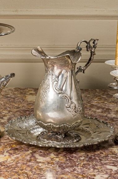 Aiguière et son bassin en argent (800 millièmes) à décor rocaille de coquilles,…