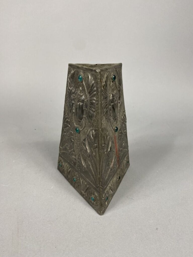 Alfred Louis DAGUET, dans le goût - Vase en étain de forme triangulaire à décor…