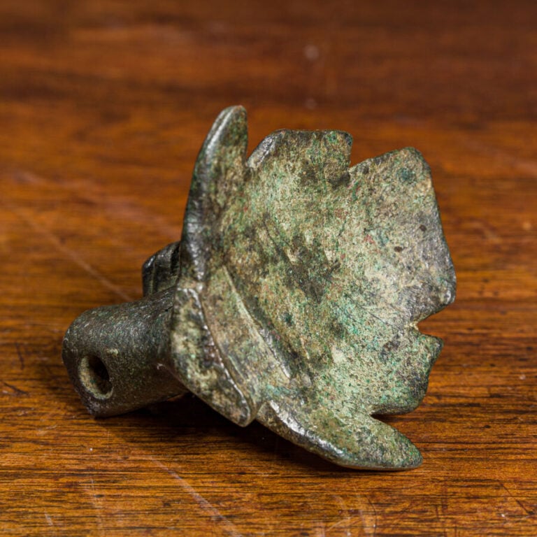 ANTIQUE Tête de lion la gueule ouverte en bronze - Hauteur : 7 cm.