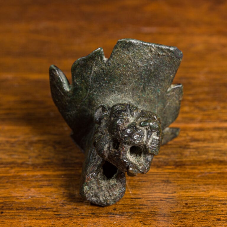 ANTIQUE Tête de lion la gueule ouverte en bronze - Hauteur : 7 cm.