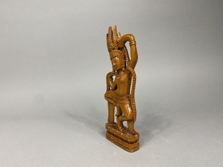 Asie du Sud-Est - Sculpture en bois vernis représentant une danseuse ornée d'un…