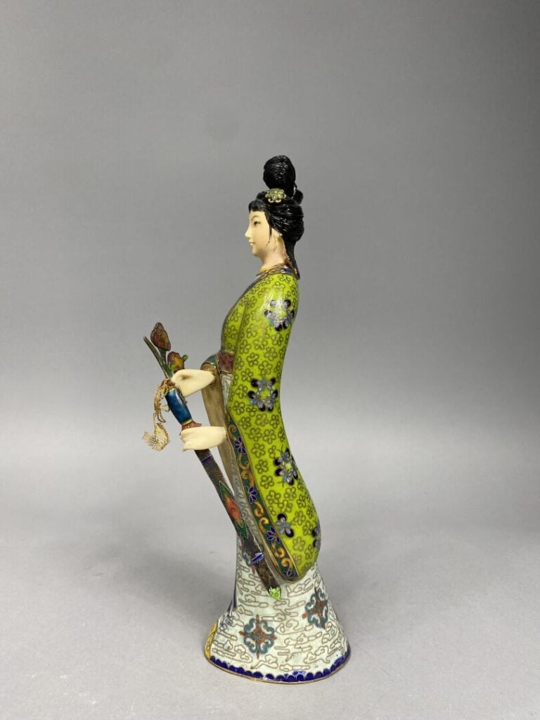 Asie - Sujet en émaux cloisonnés et composition représentant une femme vêtue d'…