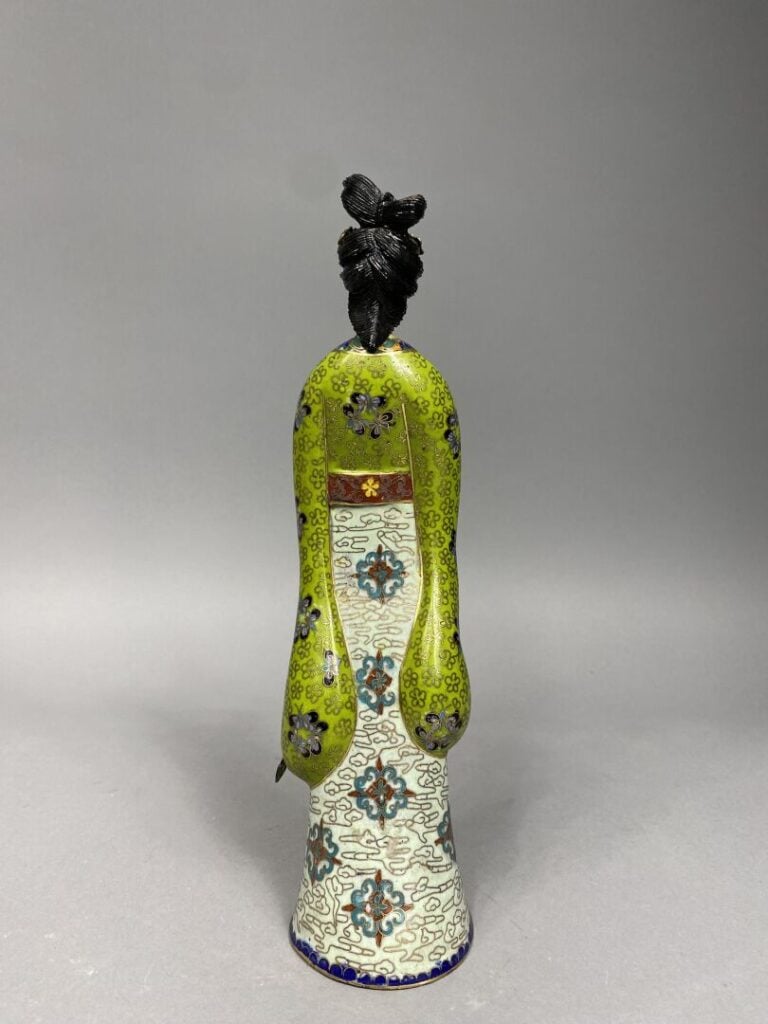 Asie - Sujet en émaux cloisonnés et composition représentant une femme vêtue d'…