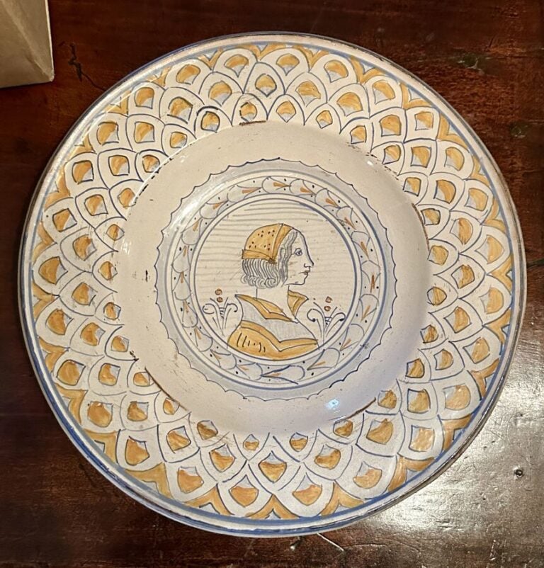 Assiette décorative à profil de femme - Diamètre : 27 cm
