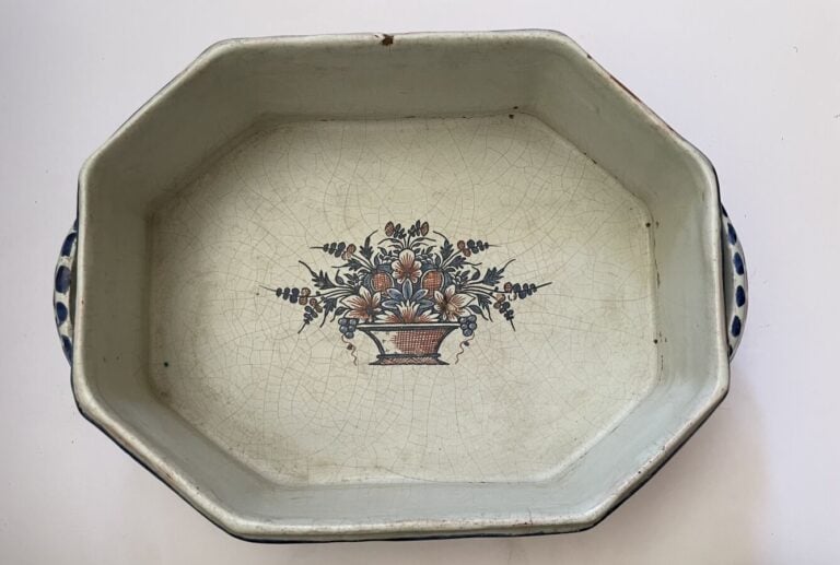 ASSIETTE PATRONYMIQUE dans le goût de Nevers - On joint un lot de quatre plats…