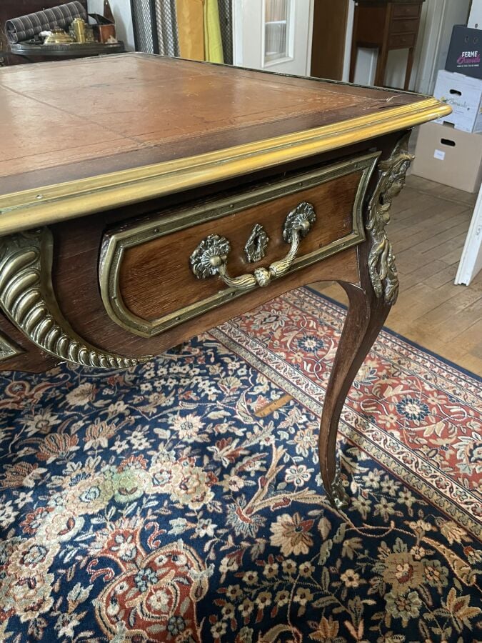 Beau BUREAU PLAT en placage de marqueterie ouvrant par 3 tiroirs, dessus de cui…