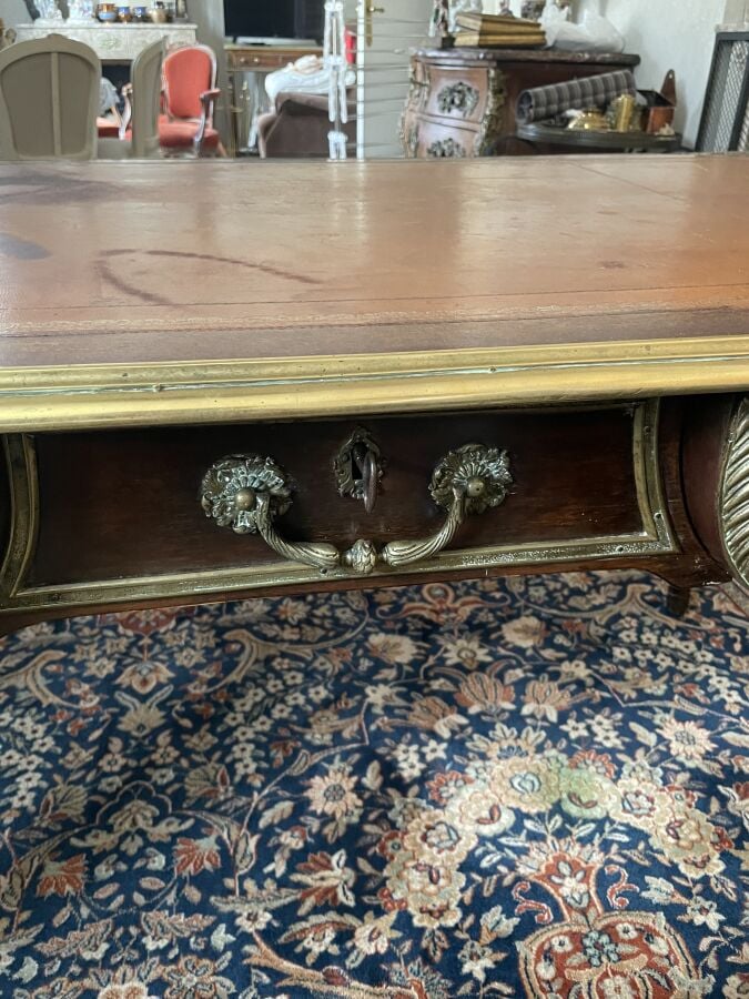Beau BUREAU PLAT en placage de marqueterie ouvrant par 3 tiroirs, dessus de cui…