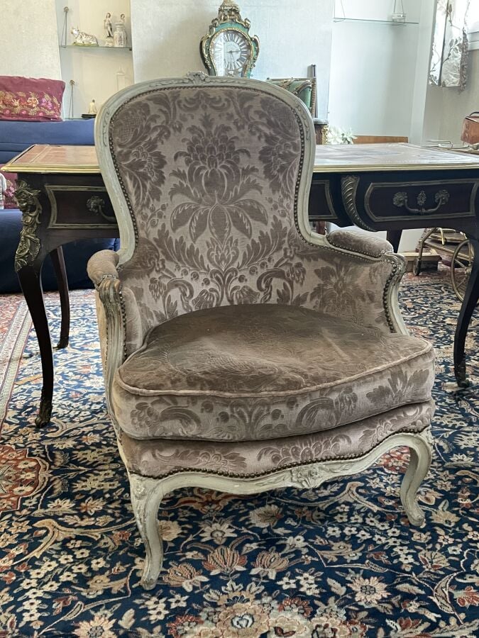 BERGERE en bois naturel mouluré relaqué crème, recouverte de velours beige. - E…