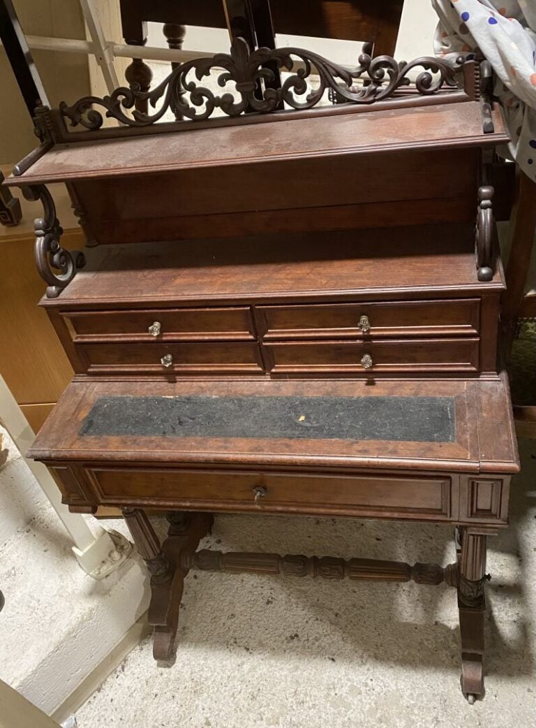 Bureau à gradins en bois de placage, piètement double balustre relié par une en…