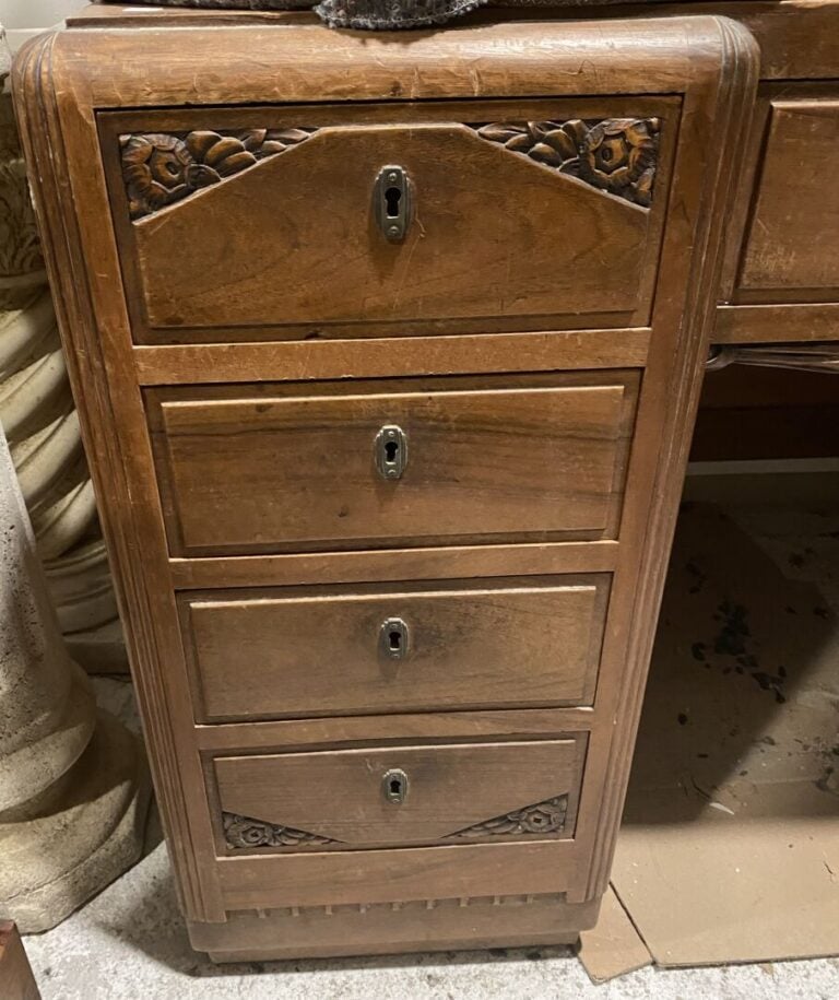 Bureau en bois mouluré à décor de feuillages et fleurs stylisés dans le style A…