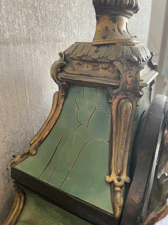 CARTEL et son cul de lampe en corne verte (accidents) ; le cadran signé Toussai…