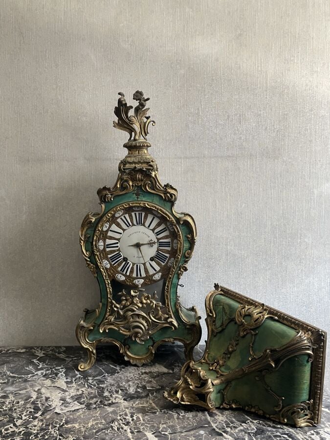 CARTEL et son cul de lampe en corne verte (accidents) ; le cadran signé Toussai…