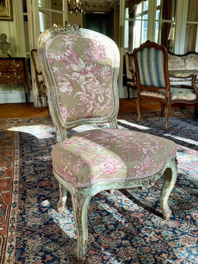 CHAISE EN CABRIOLET D'EPOQUE LOUIS XV, en noyer laqué vert, à motif de fleurs e…