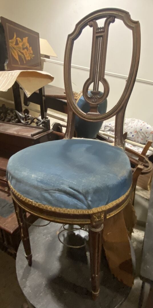 Chevet à un tiroir, piètement lyre - 68 x 34.5 x 27 cm - (usures, taches, sauts…