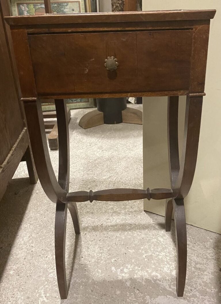 Chevet à un tiroir, piètement lyre - 68 x 34.5 x 27 cm - (usures, taches, sauts…