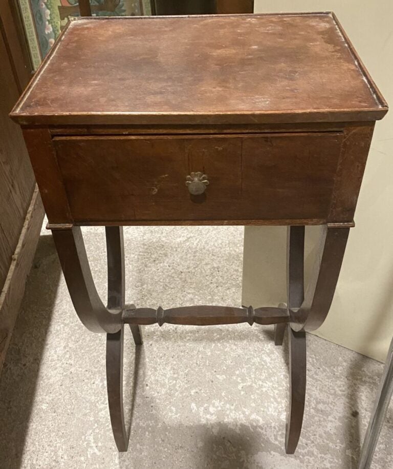 Chevet à un tiroir, piètement lyre - 68 x 34.5 x 27 cm - (usures, taches, sauts…