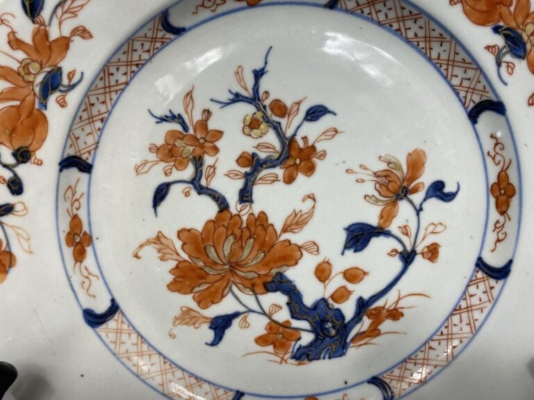 Chine - Assiette en porcelaine émaillée à décor Imari de branchages fleuris - D…