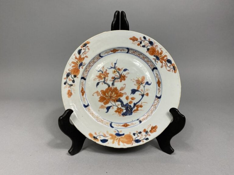 Chine - Assiette en porcelaine émaillée à décor Imari de branchages fleuris - D…