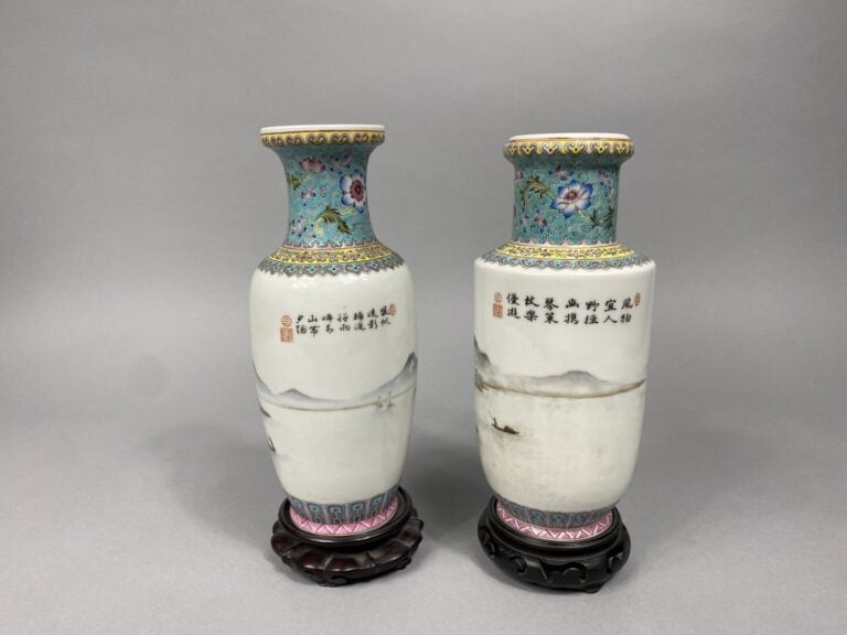 Chine, dans le goût - Suite de deux vases en porcelaine émaillée à décor de pay…