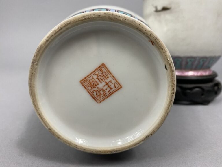Chine, dans le goût - Suite de deux vases en porcelaine émaillée à décor de pay…