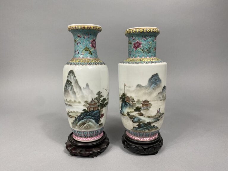 Chine, dans le goût - Suite de deux vases en porcelaine émaillée à décor de pay…