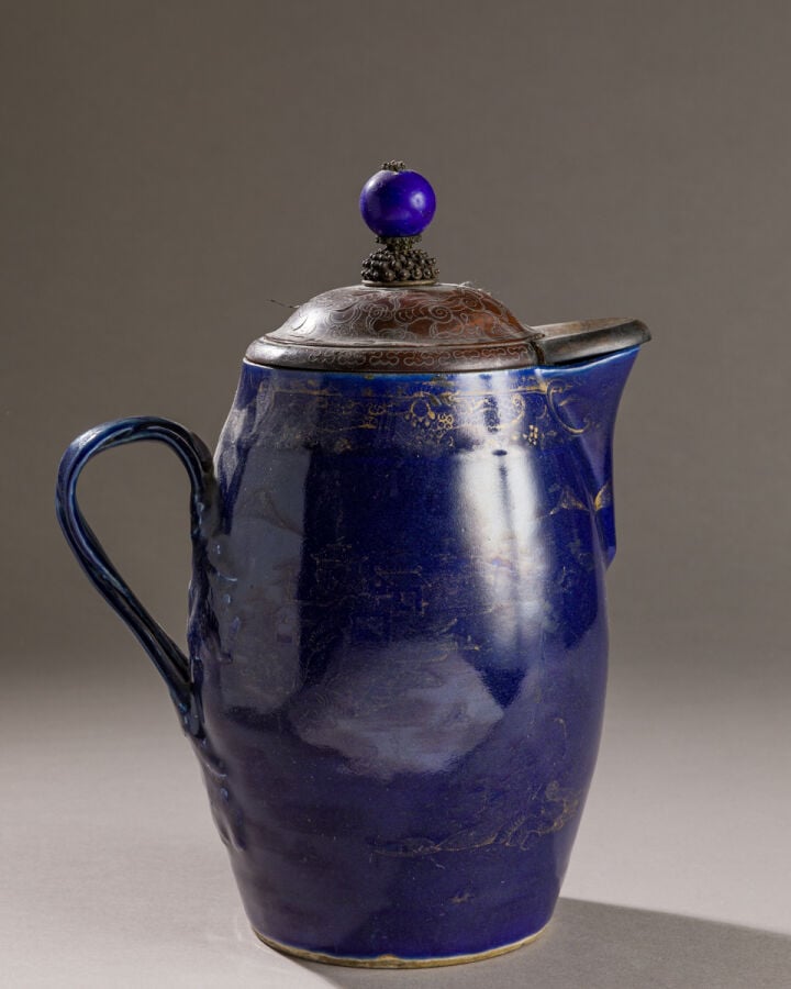 CHINE - Début XIXe siècle - Pichet en porcelaine émaillée bleu poudré à décor e…