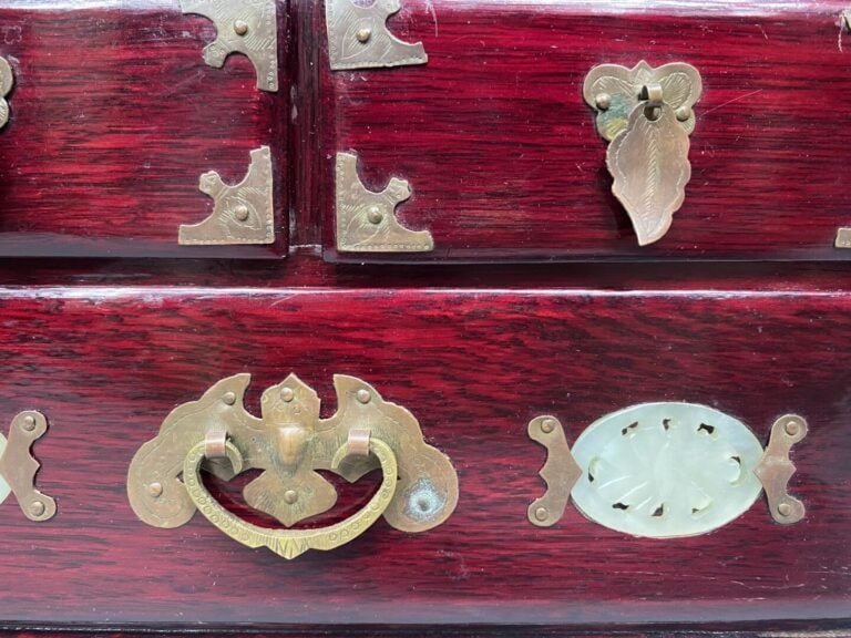 Chine du Sud, Vietnam - Boite à bijoux en bois teinté rouge ouvrant à 3 tiroirs…