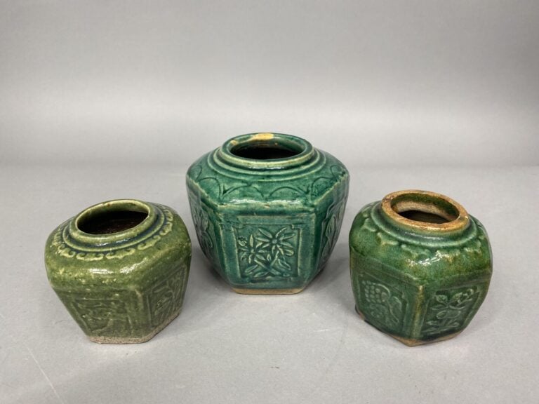 Chine du Sud, Vietnam - Ensemble de trois pots à gingembre en grès émaillé vert…