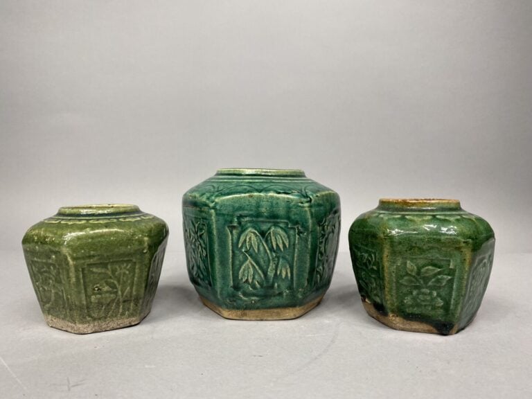 Chine du Sud, Vietnam - Ensemble de trois pots à gingembre en grès émaillé vert…