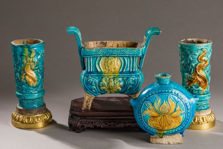 CHINE - DYNASTIE MING (1368 - 1644) - Ensemble comprenant un brûle-parfum, une…