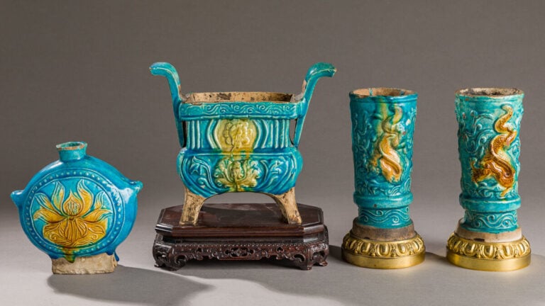 CHINE - DYNASTIE MING (1368 - 1644) - Ensemble comprenant un brûle-parfum, une…