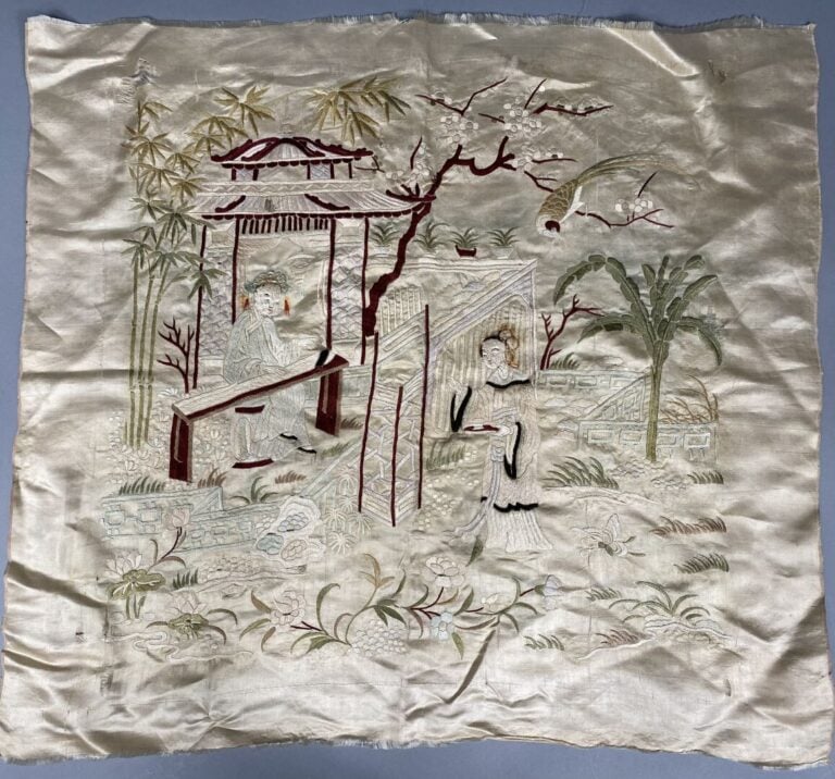 Chine - Lot de broderies diverses comprenant une scène animée de palais, pins e…