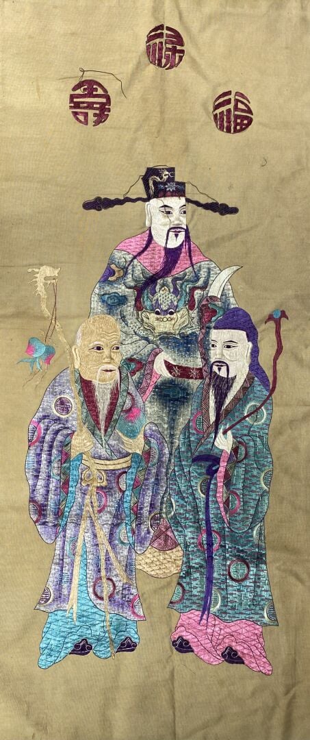 Chine - Lot de broderies diverses comprenant une scène animée de palais, pins e…