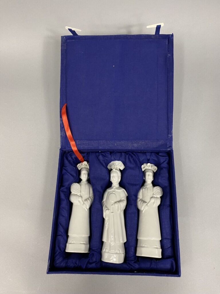 Chine - Lot de trois sujets en porcelaine dit "blanc de Chine" représentant cha…