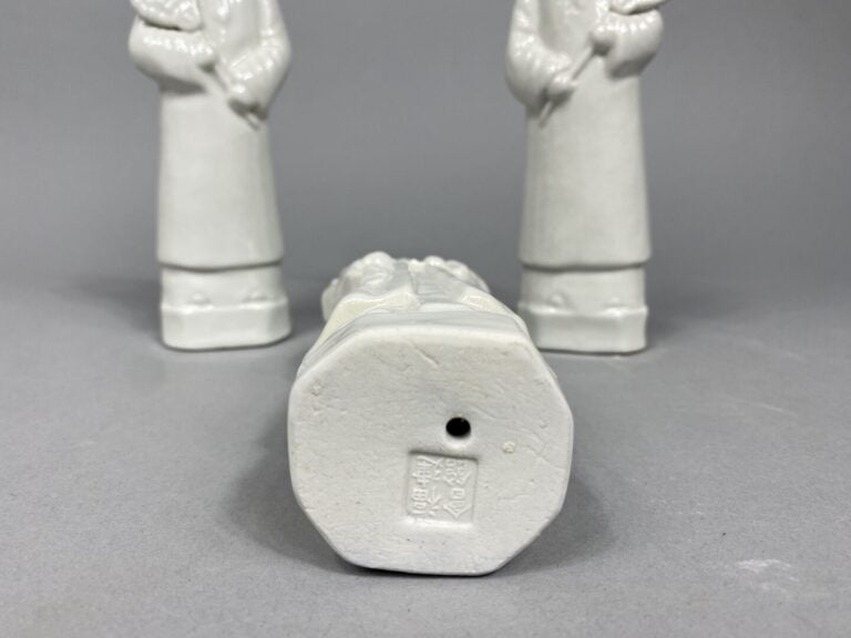 Chine - Lot de trois sujets en porcelaine dit "blanc de Chine" représentant cha…
