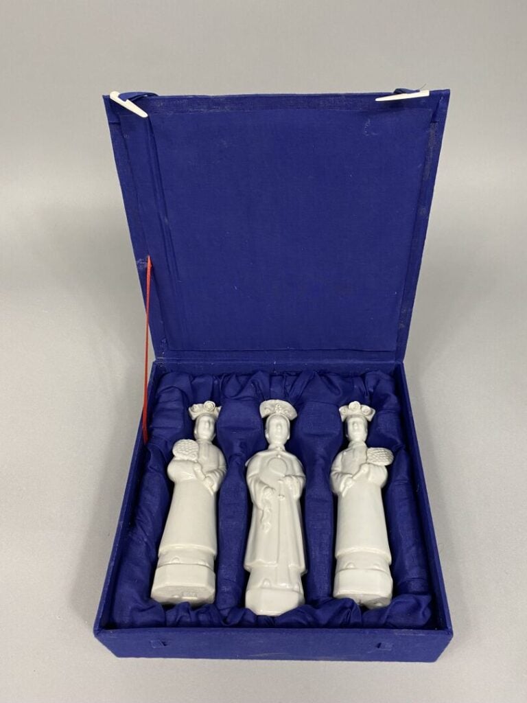 Chine - Lot de trois sujets en porcelaine dit "blanc de Chine" représentant cha…
