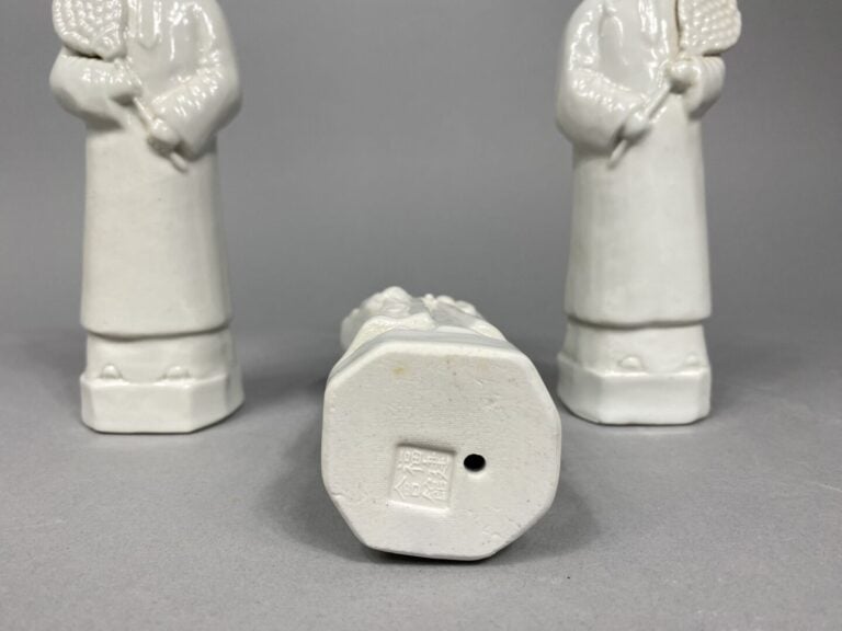 Chine - Lot de trois sujets en porcelaine dit "blanc de Chine" représentant cha…