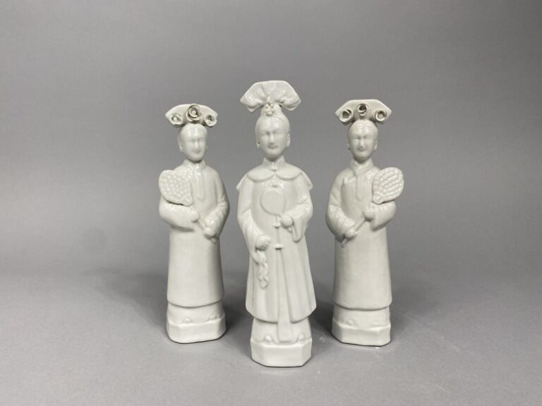 Chine - Lot de trois sujets en porcelaine dit "blanc de Chine" représentant cha…