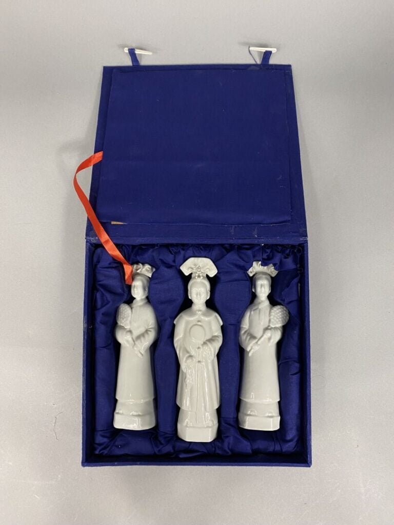 Chine - Lot de trois sujets en porcelaine dit "blanc de Chine" représentant cha…
